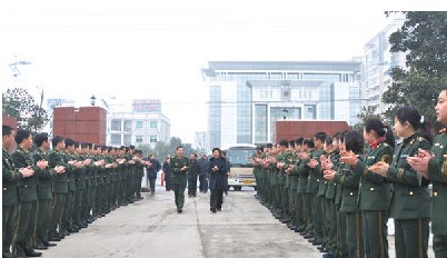 �Ž������ٱ��жӻ�ӭ���г�һ��