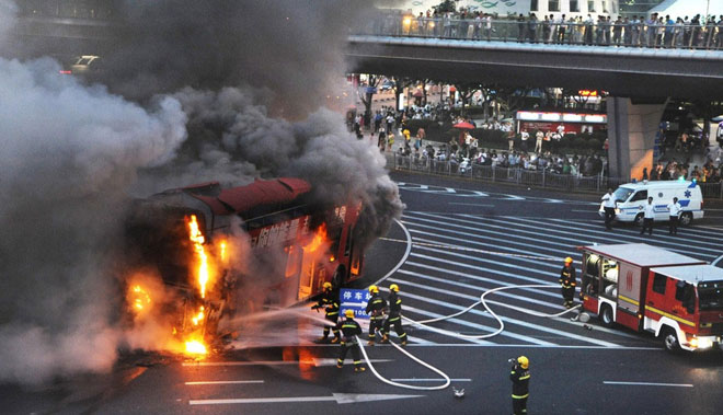 巴士自燃 消防灭火