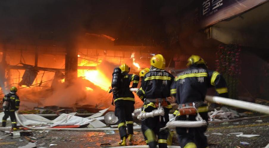 泸州摩尔商场燃气爆炸消防灭火