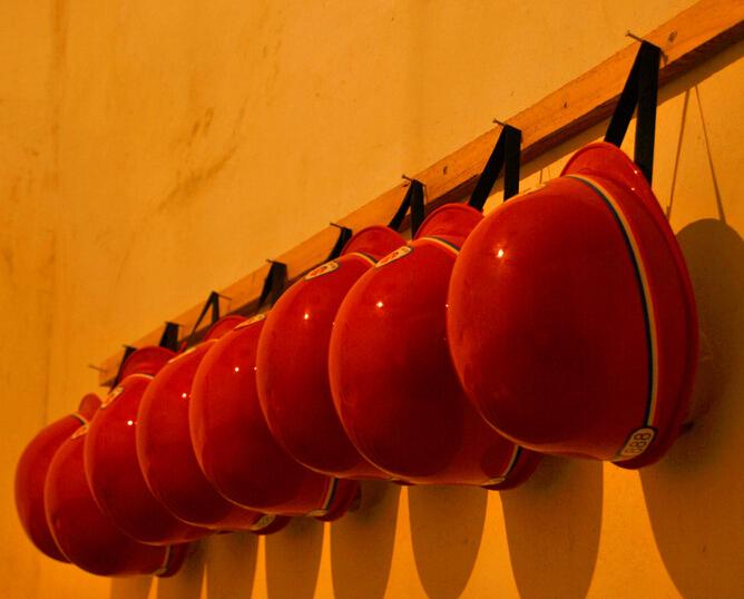 施工单位必须给工人配发合格的安全帽